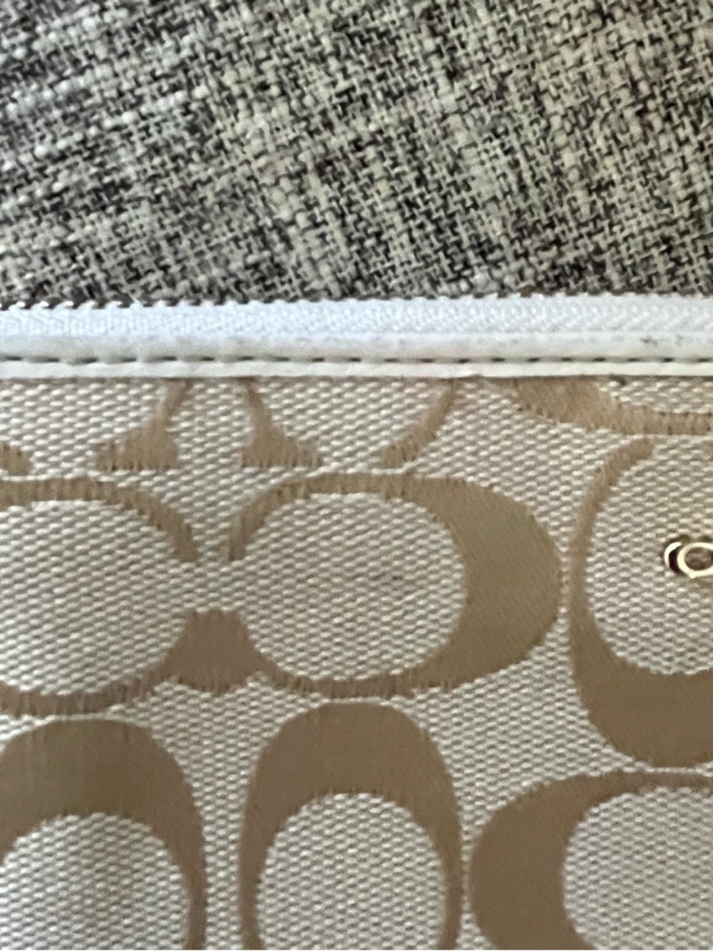 Jacquard Acc Zip
Around Wallet In
Khaki And Chalk - Picture 5 of 10
